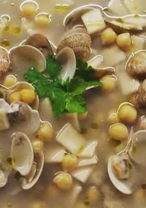 Foto di Zuppa di ceci e vongole con quadrucci freschi