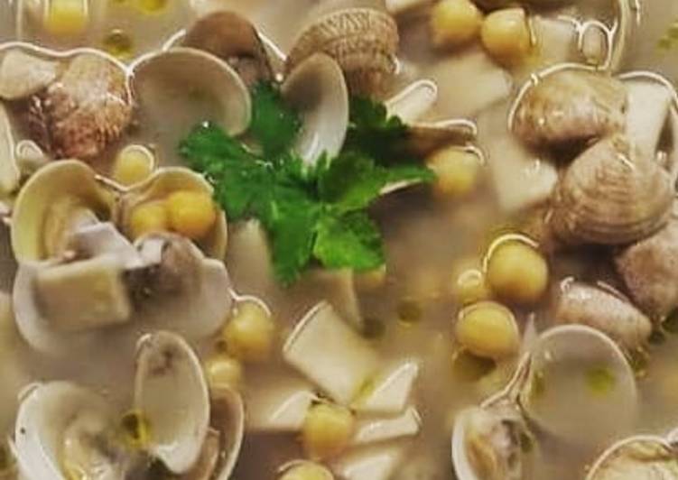 Zuppa di ceci e vongole con quadrucci freschi