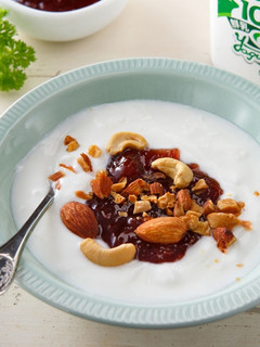 【家樂福廚房】高鈣料理》堅果草莓優格 的食譜成品照片