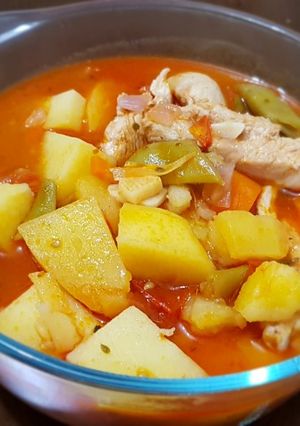 A picture of Chicken stew with vegetables يخنة دجاج و خضار.
