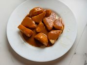 Una foto de patata brava con tabasco