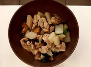 Una foto di zuppa con shiitake