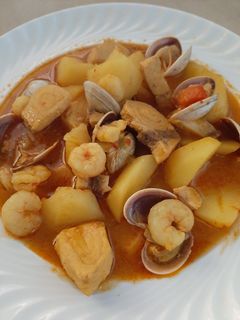 Una foto de Marmitako de pez espada con gambas y almejas