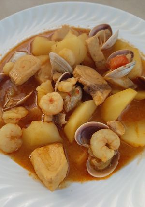 Una foto de Marmitako de pez espada con gambas y almejas
