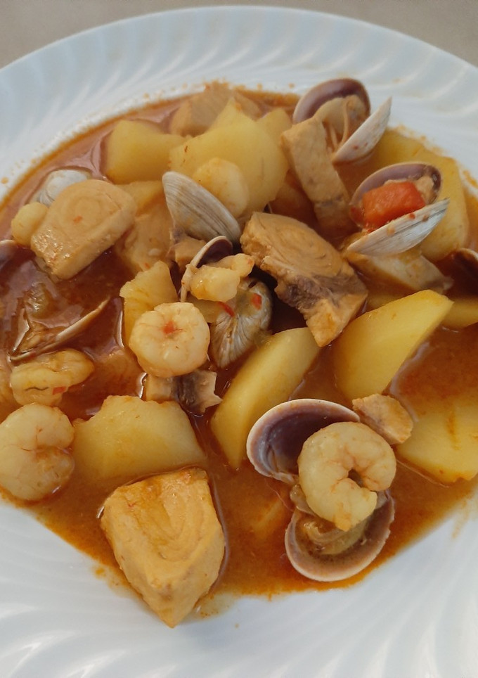 Una foto de Marmitako de pez espada con gambas y almejas