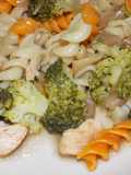 Wok de pollo con fideos y brócoli