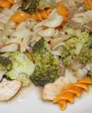 Wok de pollo con fideos y brócoli