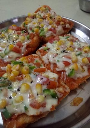 ब्रेड पिज्जा (bread pizza recipe in Hindi) रेसिपी मुख्य फोटो