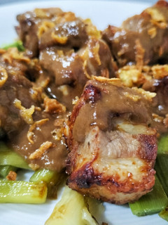 Una foto de Costillas en airfryer con salsa de vino chocolate y ajos tiernos