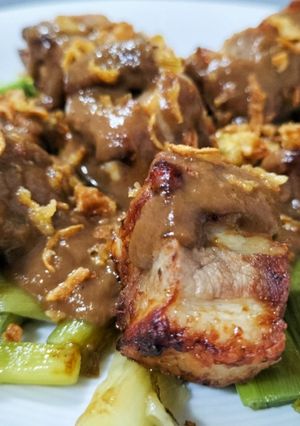 Una foto de Costillas en airfryer con salsa de vino chocolate y ajos tiernos