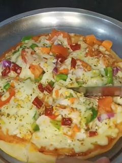 होम मेड पिज़्ज़ा(homemade pizza recipe in hindi) रेसिपी मुख्य फोटो