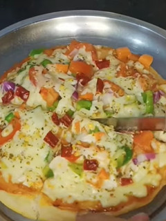 होम मेड पिज़्ज़ा(homemade pizza recipe in hindi) रेसिपी मुख्य फोटो