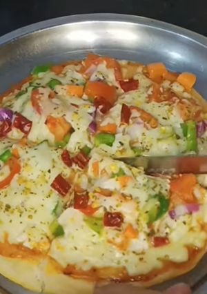 होम मेड पिज़्ज़ा(homemade pizza recipe in hindi) रेसिपी मुख्य फोटो