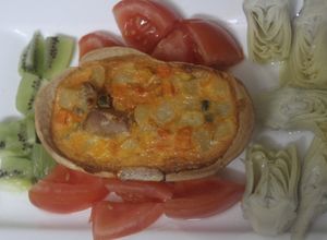 Una foto de Tortilla de ensaladilla en cestitas al horno