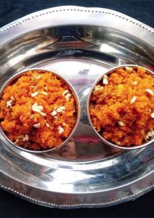 गाजर का हलवा (gajar ka halwa recipe in Hindi) रेसिपी मुख्य फोटो