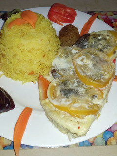 Una foto de LOMITO con tomates amarillos en una gelatina de crema de leche, arroz amarillo con cúrcuma ajo