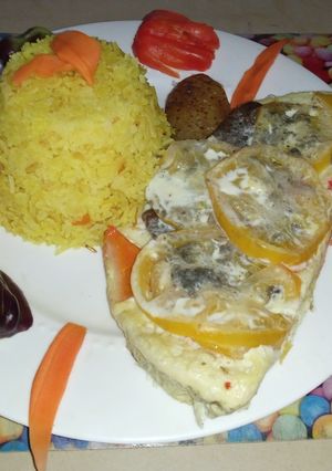 Una foto de LOMITO con tomates amarillos en una gelatina de crema de leche, arroz amarillo con cúrcuma ajo