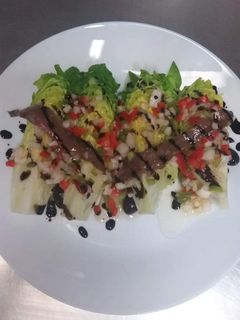 Una foto de Cogollos con vinagreta de hortalizas y anchoas. 👩🍳