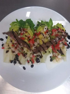 Una foto de Cogollos con vinagreta de hortalizas y anchoas. 👩🍳