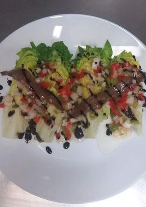 Una foto de Cogollos con vinagreta de hortalizas y anchoas. 👩🍳