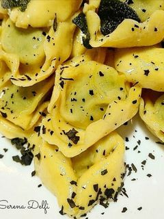 Foto di Tortelli burro, salvia e cavolo nero