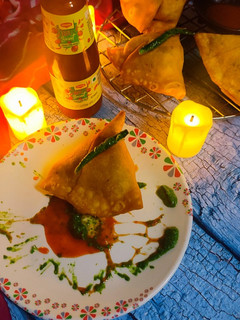 બોમ્બે આલુ સમોસા (Bombay Aloo Samosa Recipe In Gujarati) રેસીપી મુખ્ય ફોટો