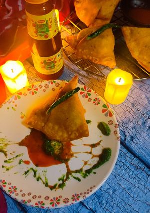 બોમ્બે આલુ સમોસા (Bombay Aloo Samosa Recipe In Gujarati) રેસીપી મુખ્ય ફોટો