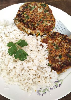 Una foto de Hamburguesas de jurel con arroz 👌
