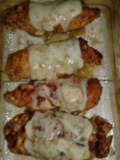 Una foto de Rollos de pechuga rellenos de jamón y queso gratinados