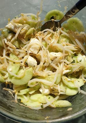 Une photo de Salade de concombre haricots mungo et mozzarella