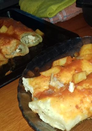 Una foto de Canelones de pollo con salsa