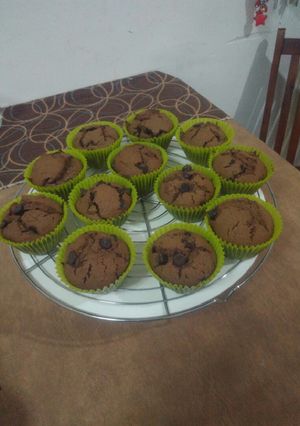 Una foto de Muffins con chips de chocolate y pasas