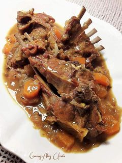 Una foto de Cabrito en salsa de cebolla roja y ras el hanout