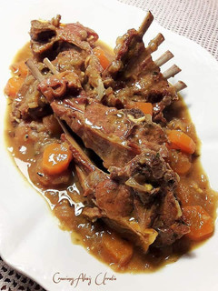 Una foto de Cabrito en salsa de cebolla roja y ras el hanout