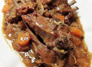Una foto de Cabrito en salsa de cebolla roja y ras el hanout