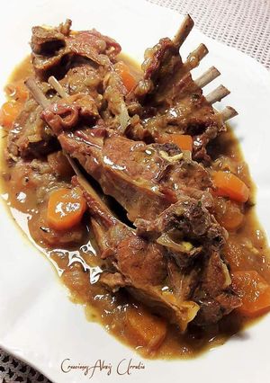 Una foto de Cabrito en salsa de cebolla roja y ras el hanout