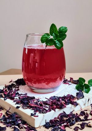 Una foto de Bissap 🇸🇳 Naranjada de hibiscus 🌺 bebida natural típica de Senegal 🇸🇳 "contra todos los males"