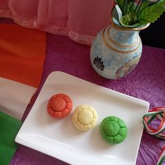 A picture of Tri colors peda.