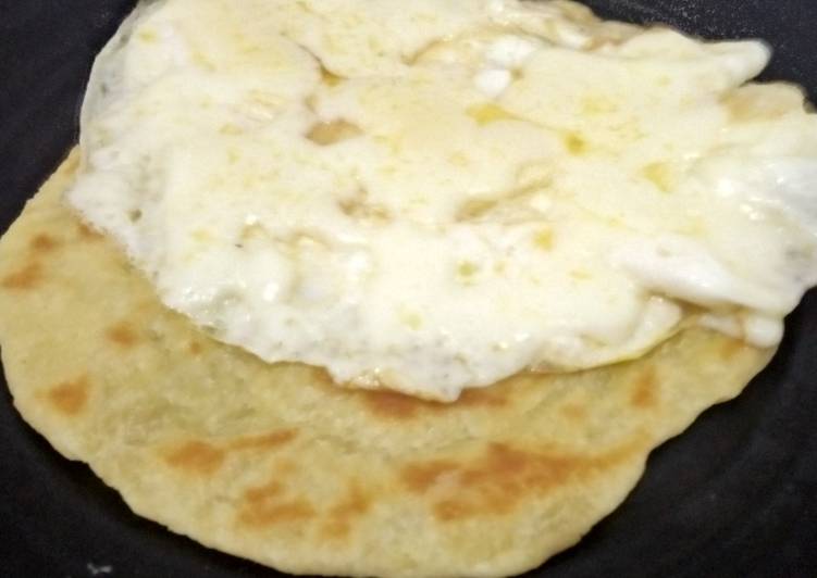 Roti Canai dengan  Telur Goreng Mozarella