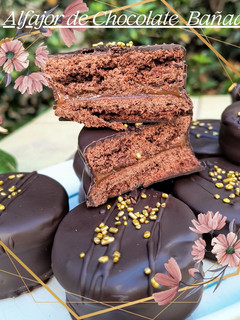 Una foto de Alfajores de Chocolate, con dulce de leche y Bañados en chocolate 🍫