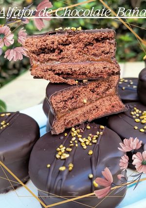 Una foto de Alfajores de Chocolate, con dulce de leche y Bañados en chocolate 🍫