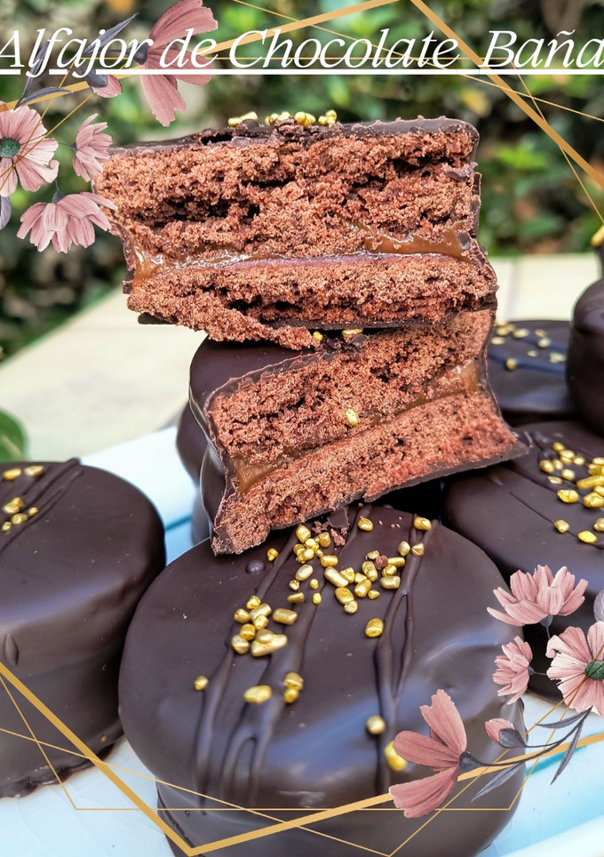 Una foto de Alfajores de Chocolate, con dulce de leche y Bañados en chocolate 🍫