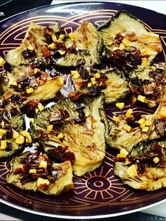 Una foto de Setas a la plancha con jamón ibérico y ajo crujiente 😋