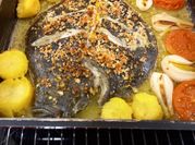 Una foto de rodaballo al horno con patatas