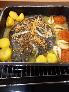 Una foto de Rodaballo al horno con patatas, verduras y almendras