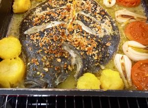 Una foto de Rodaballo al horno con patatas, verduras y almendras