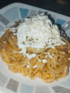 Una foto de Pastas 🍝 con tomate y cebolla ⚡