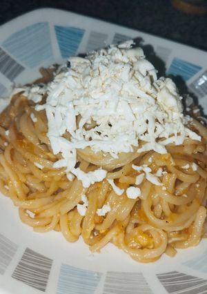Una foto de Pastas 🍝 con tomate y cebolla ⚡