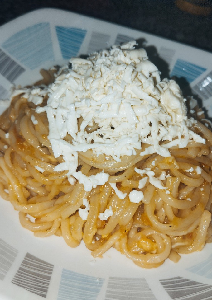 Una foto de Pastas 🍝 con tomate y cebolla ⚡