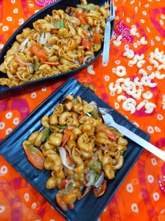 झटपट मैकरॉनी (jhatpat macaroni recipe in Hindi) रेसिपी मुख्य फोटो